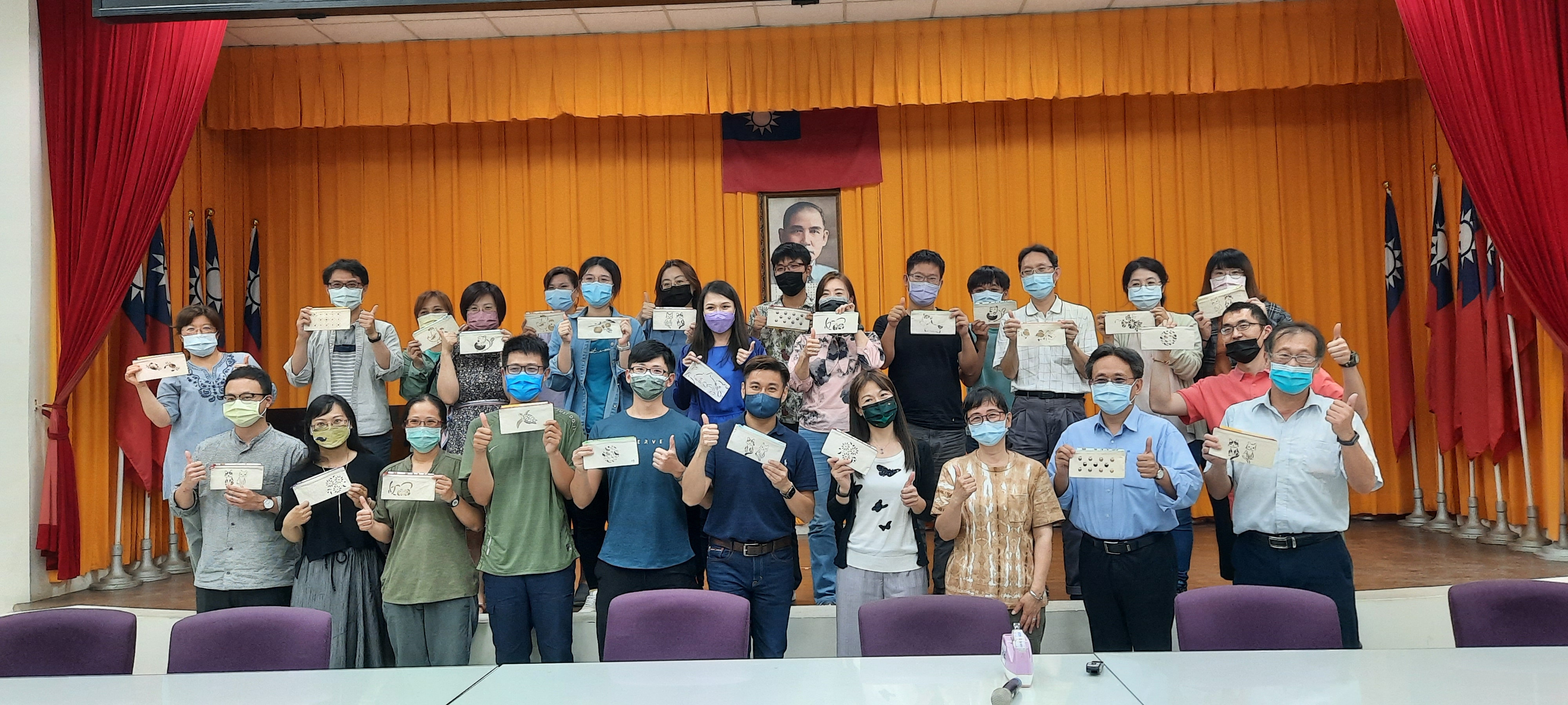 工作坊參與同仁大合照。（手上為柿染作品）