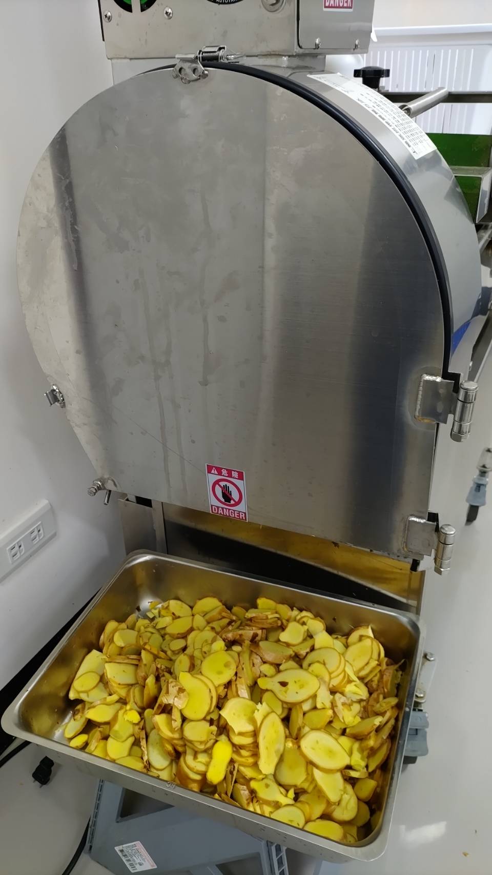 將切片機導入生產製程可提高薑切片效率。