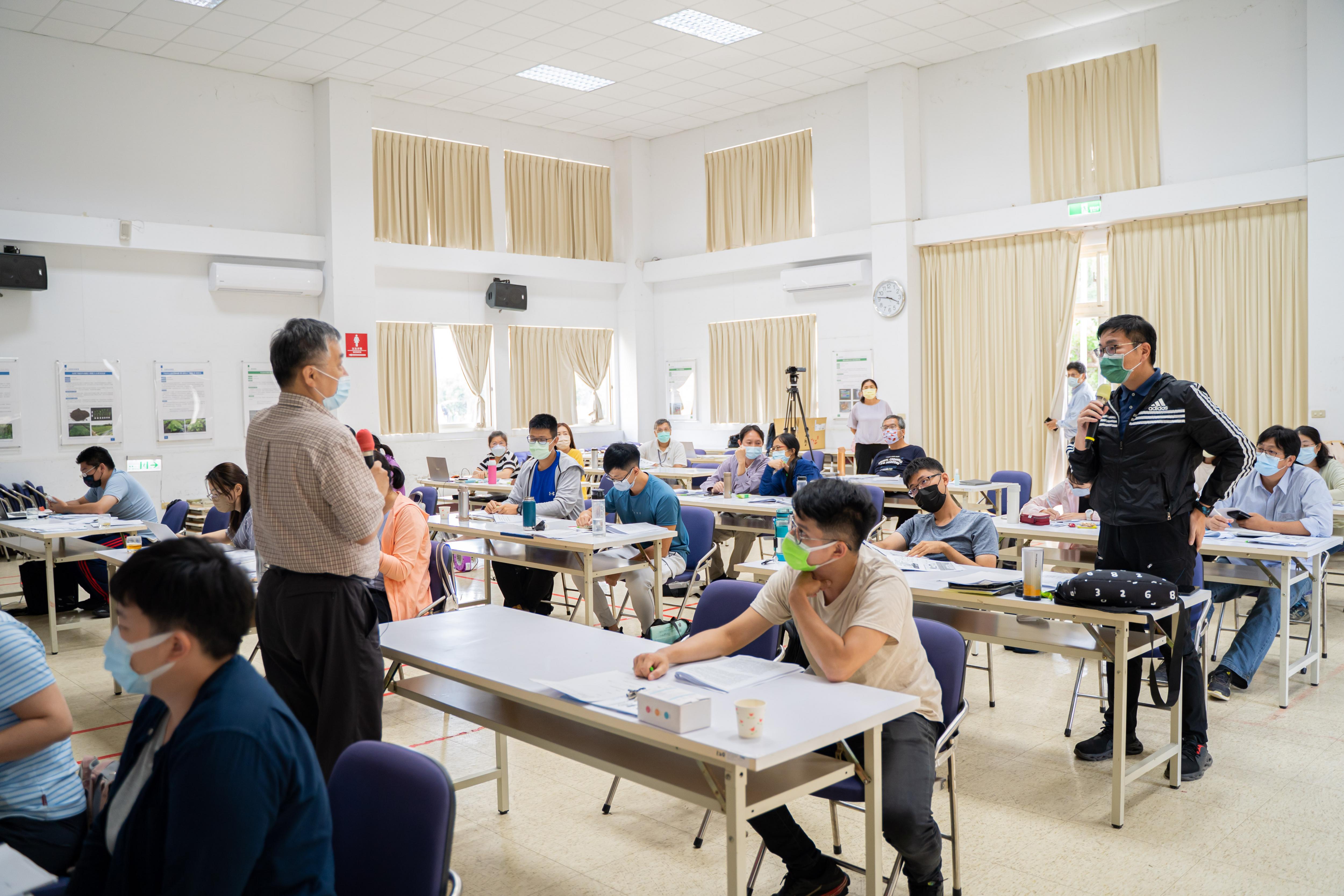 研究人員針對課程內容與講師進行討論，邱祈榮副教授(左)、葉永銘助理研究員(右)