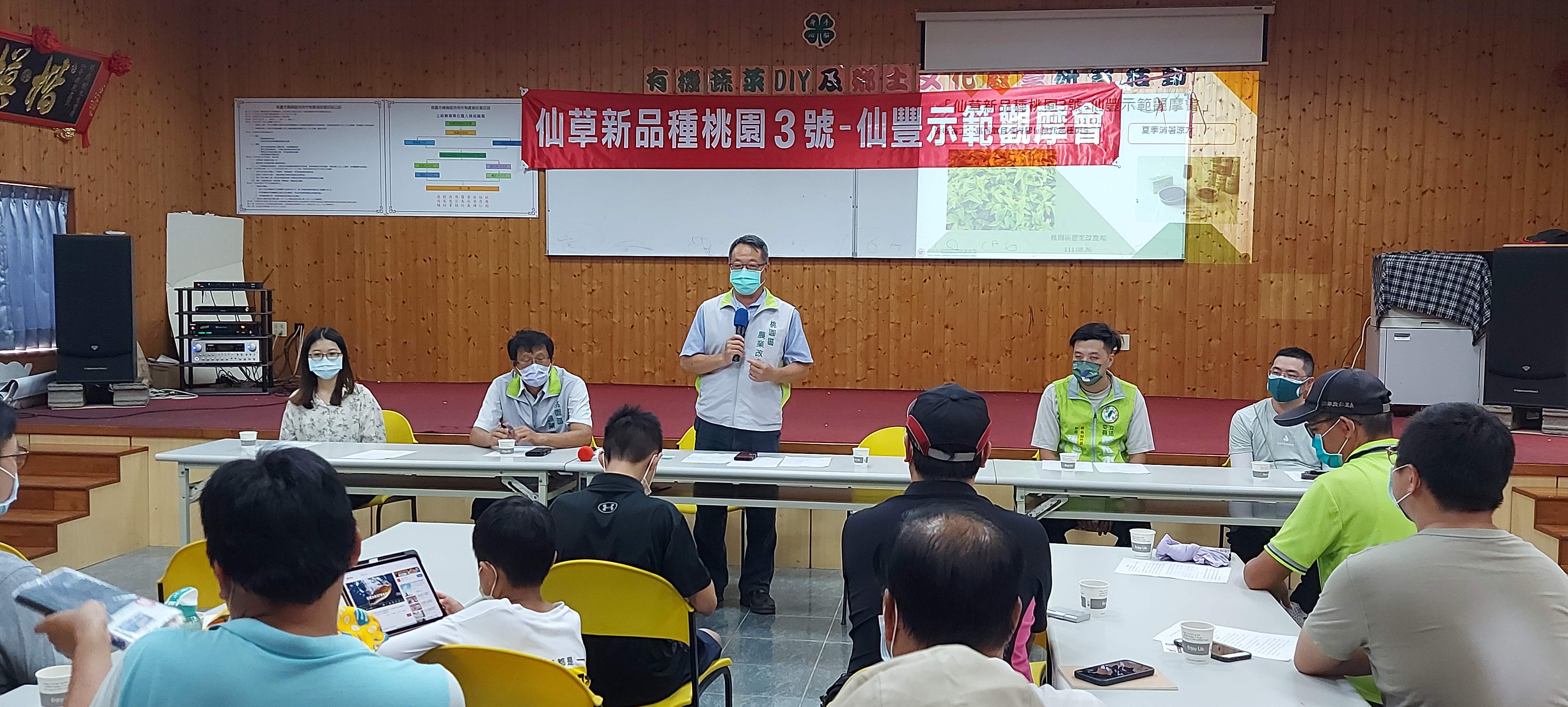 楊梅區觀摩會,左起桃園市政府農業局郭芳琳科員、本場新埔工作站龔財立站長、傅仰人副場長、立法委員黃世杰國會辦公室張皓翔秘書及農糧署北區分署凌啟泰課員。