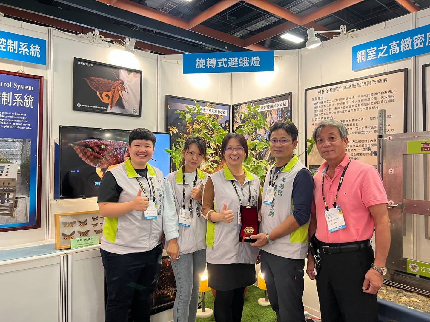 陳巧燕助理研究員(中)、莊國鴻副研究員(右2)及其團隊以「旋轉式避蛾燈製造技術」參賽獲評審委員肯定，榮獲金牌獎