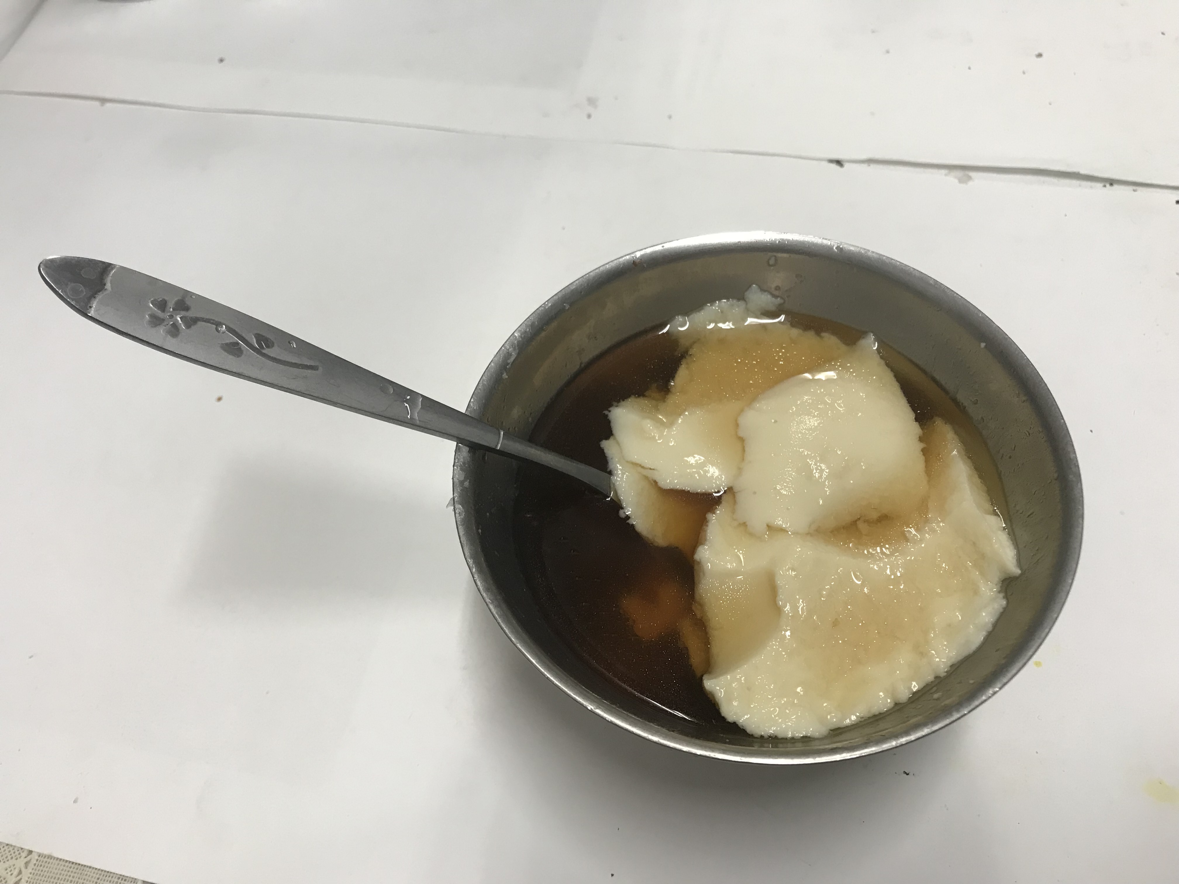 待豆花凝固後添加糖水及配料即可食用。