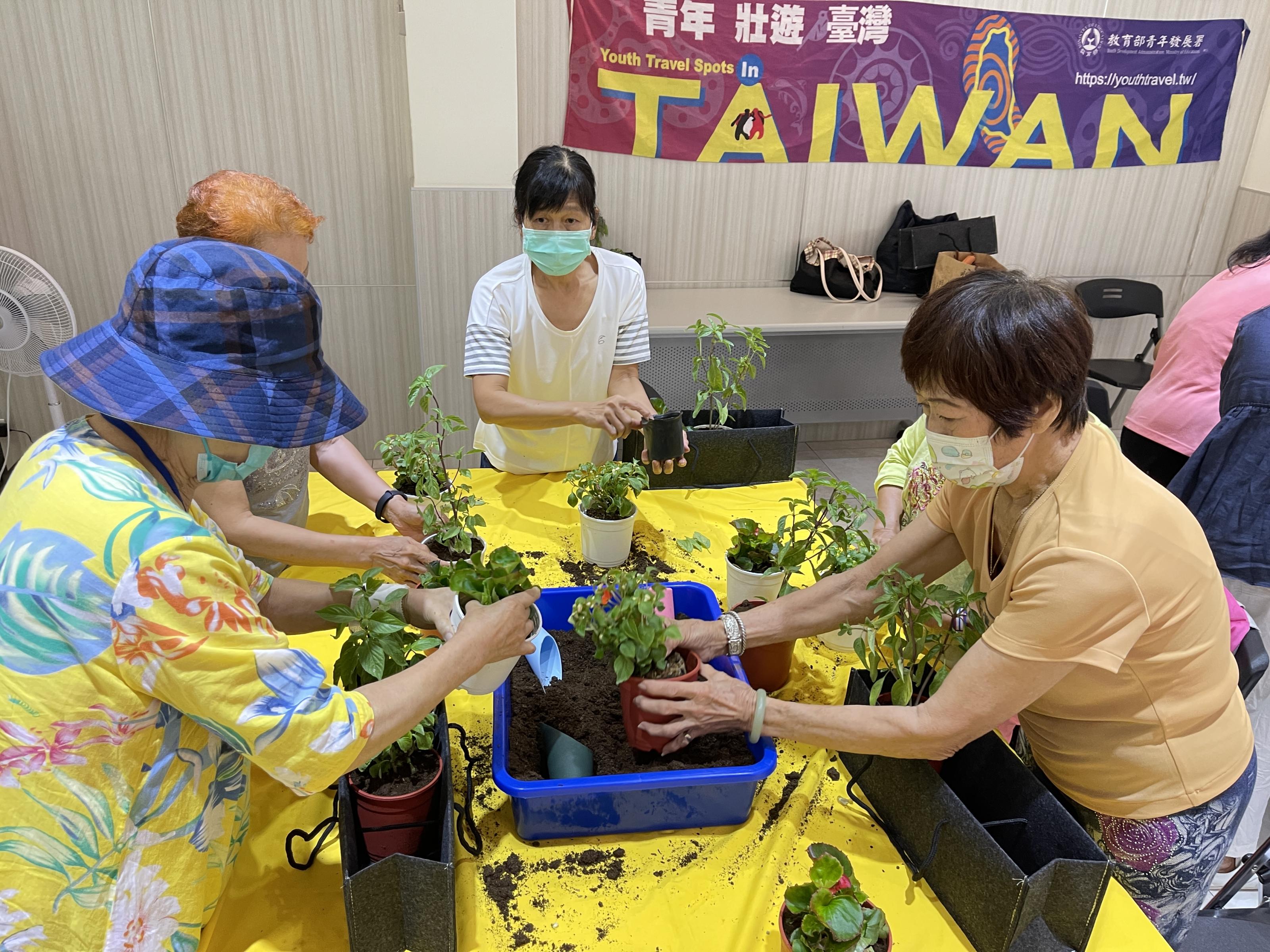 綠色照顧站長者參與「家庭園藝」活動，大家自己動手種植物，好開心