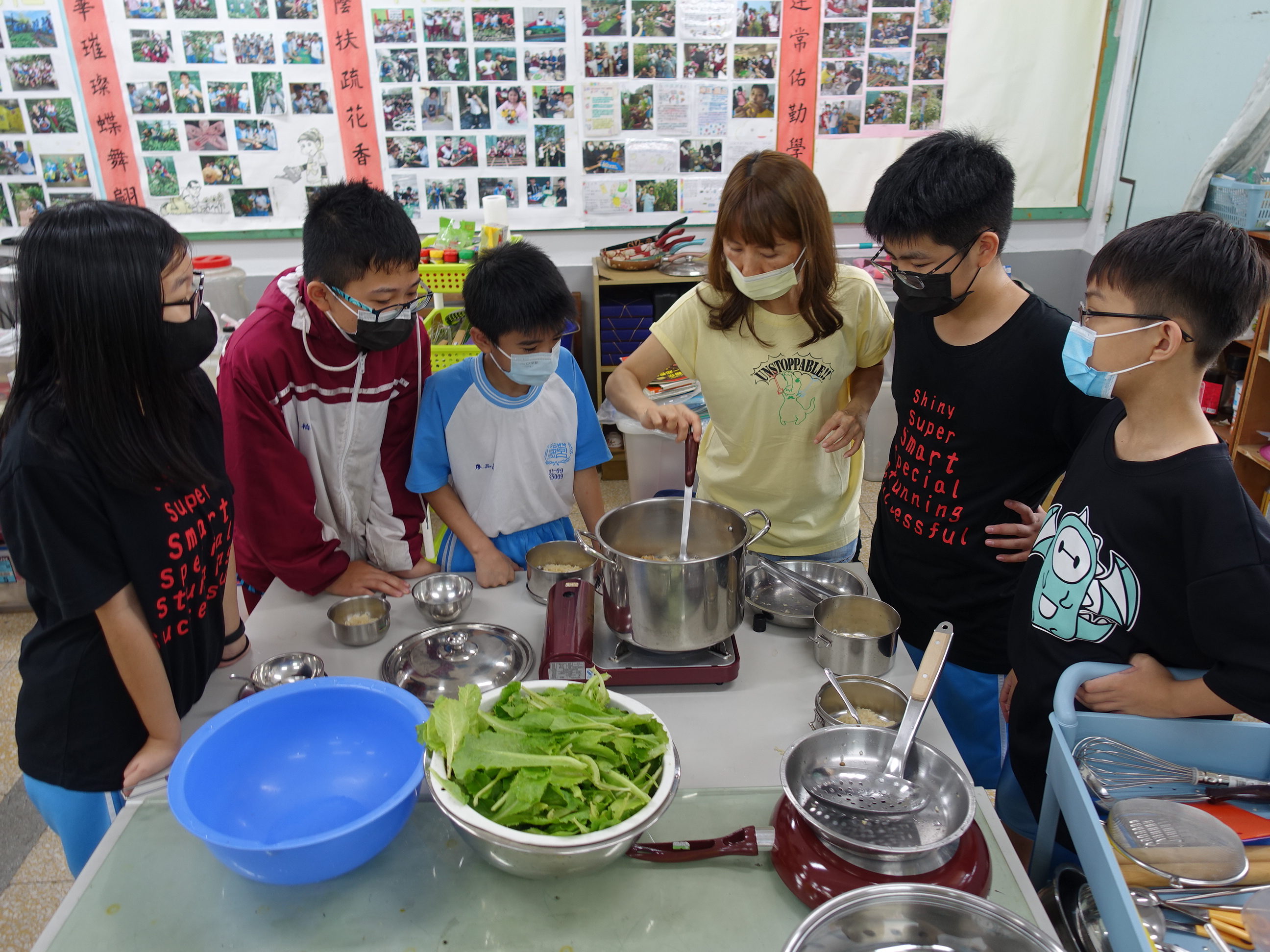 老師帶領學生採收綠寶萵苣(左)，並指導乾拌麵料理(右)