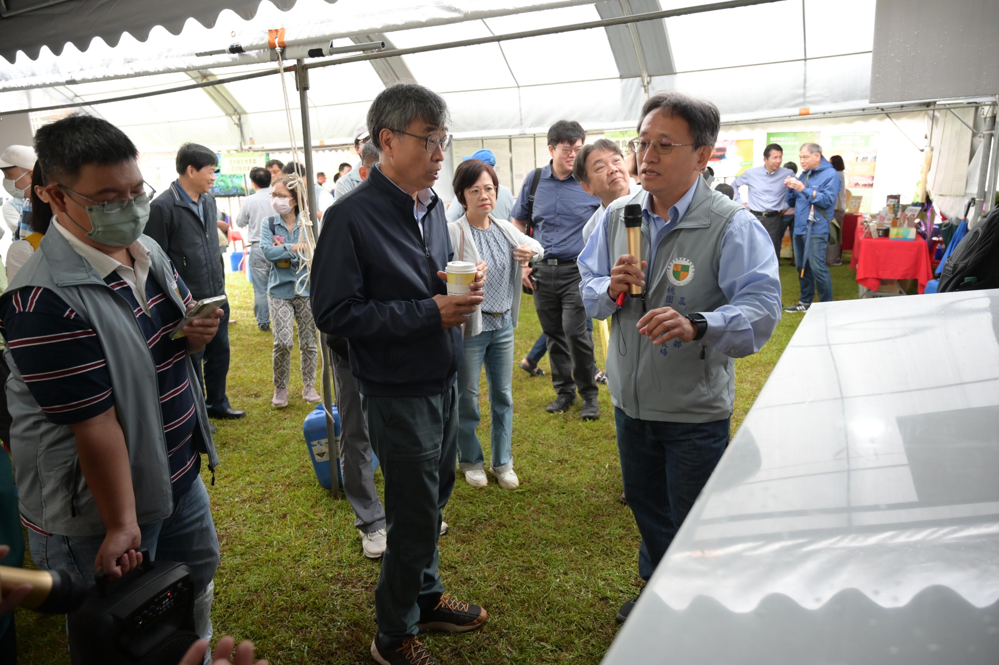 郭坤峯場長向陳駿季代理部長及來賓解說研發成果