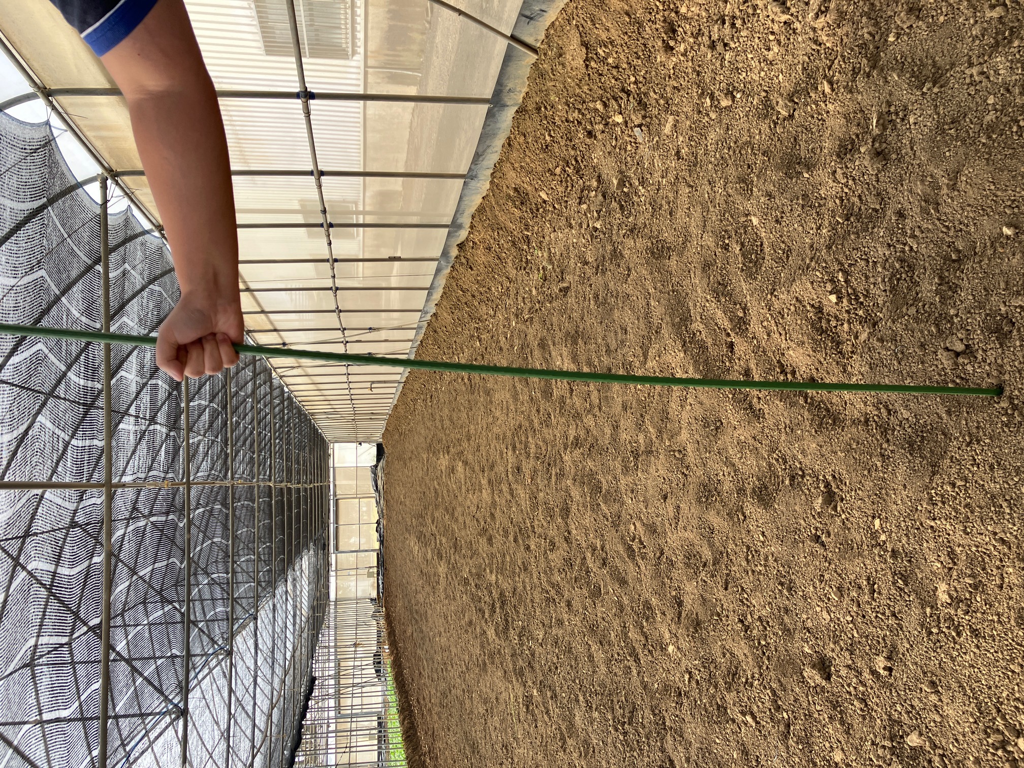 以直徑1公分鋼管園藝支架可輕鬆插入土中，則土壤硬度低於200 psi