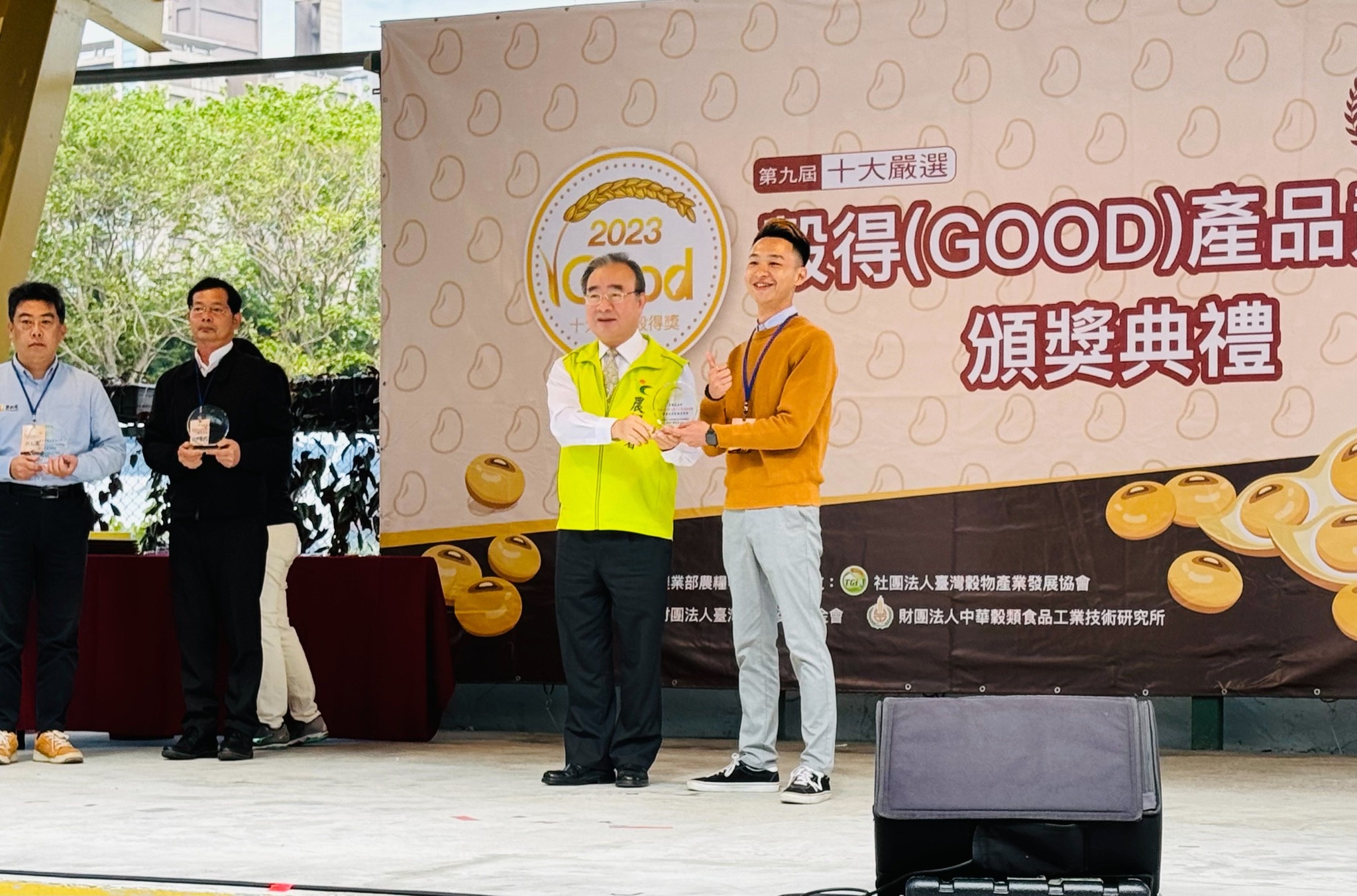 游邵閔先生(右1)於「十大嚴選穀得(GOOD)產品」頒獎典禮與農糧署署長胡忠一(左1)合影