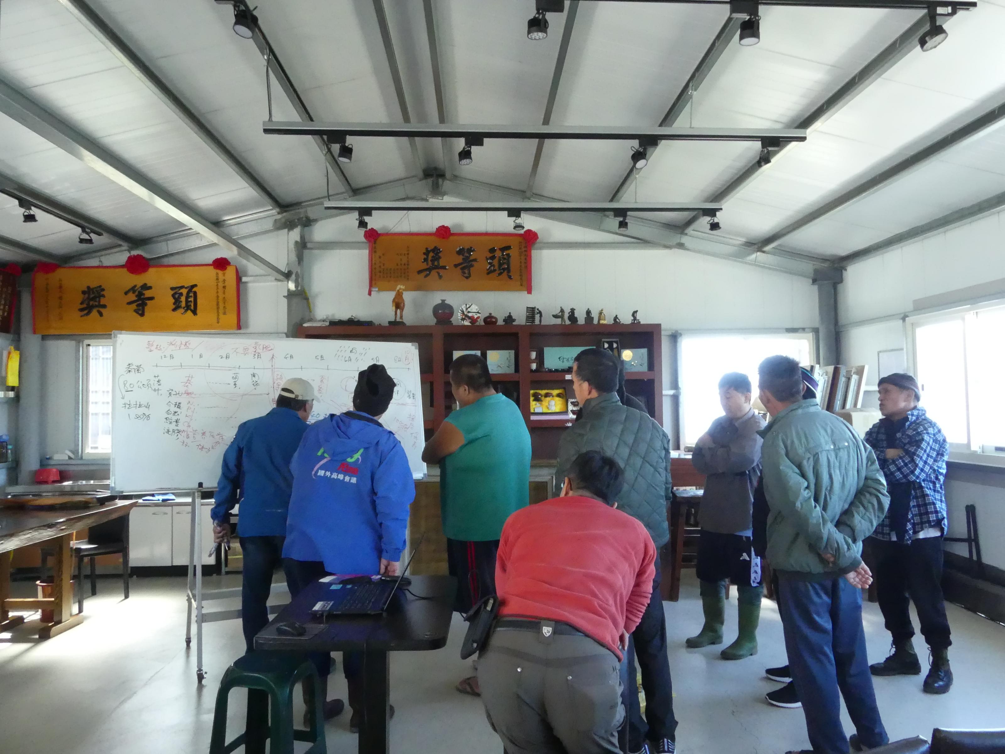 陳中教授(左1)講授水蜜桃栽培技術，課後農友繼續踴躍提問
