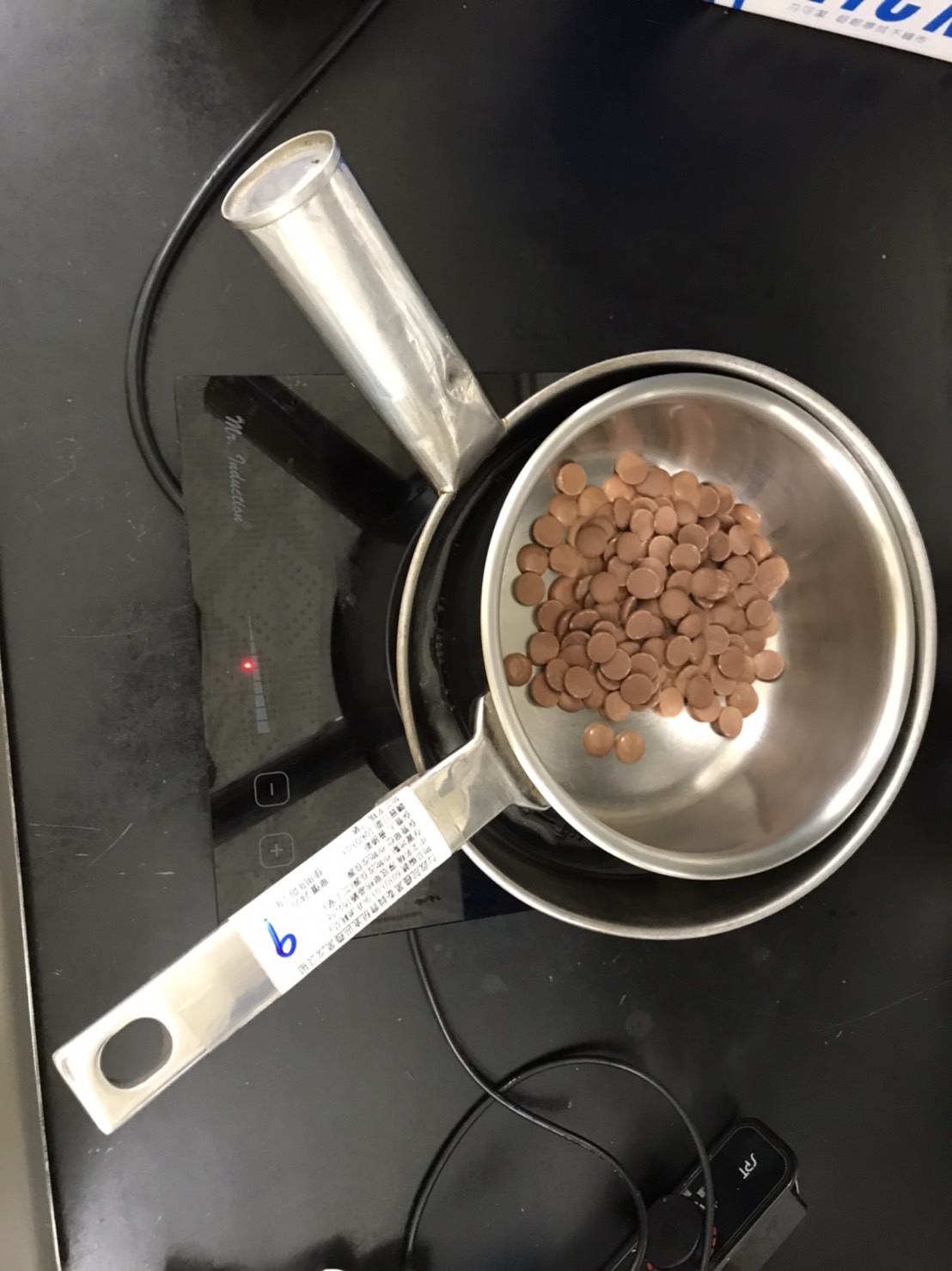 巧克力常採用隔水加熱方式進行融化