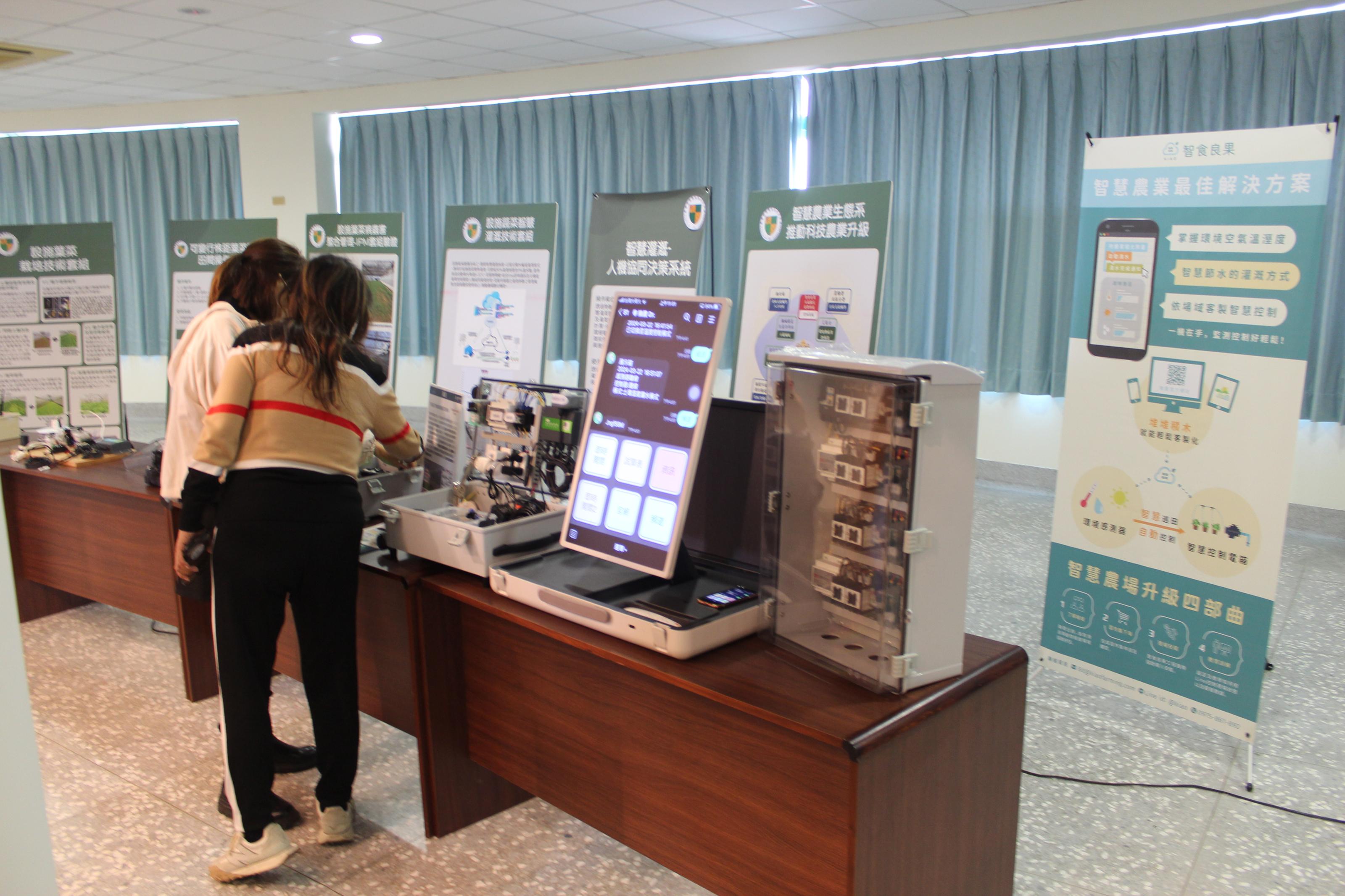 現場展示設施葉菜智慧灌溉系統實體與壁報