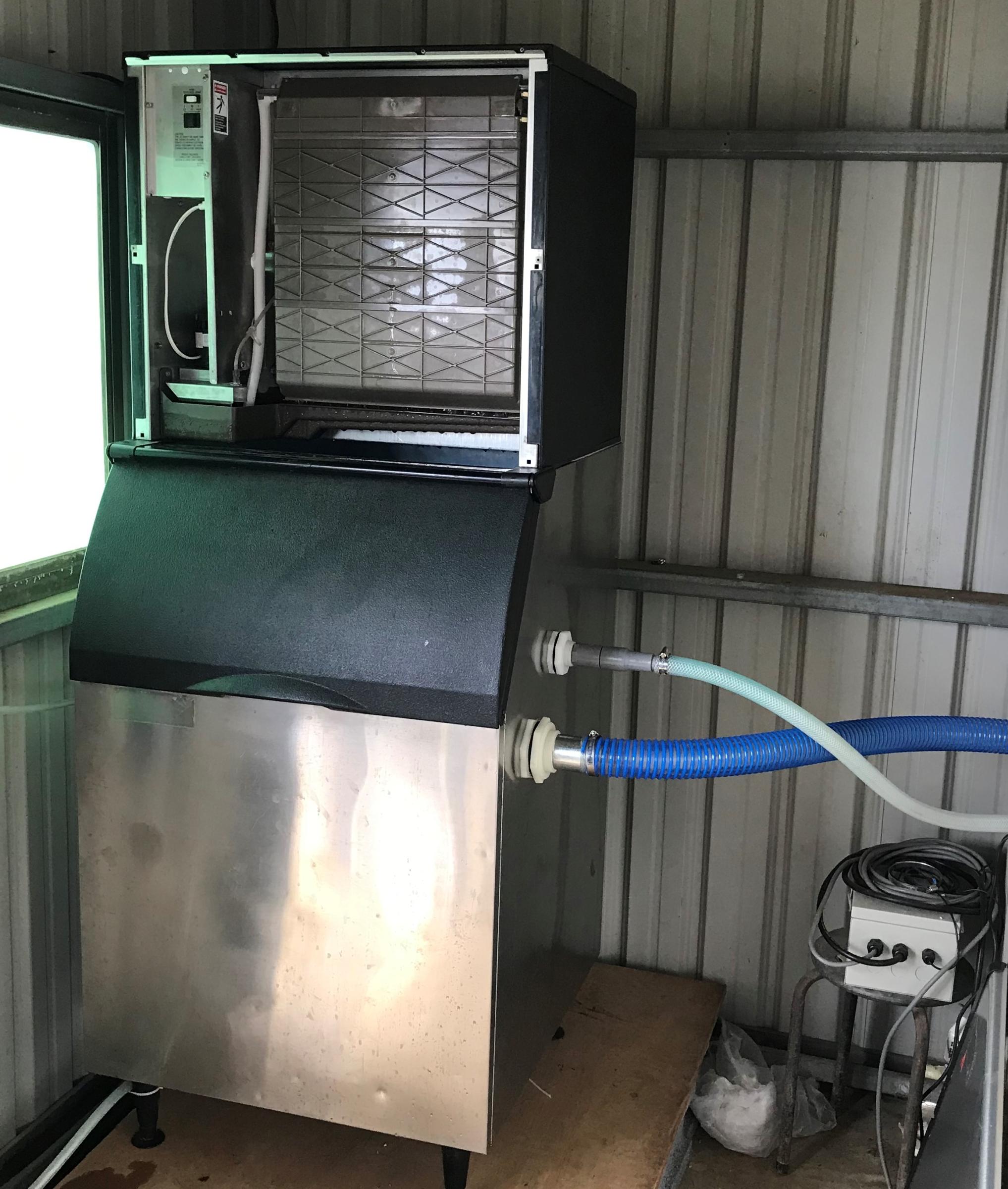 碎冰水冷機，碎冰機外接沉水幫浦，製滿冰後約可水冷處理葉菜約500公斤/天