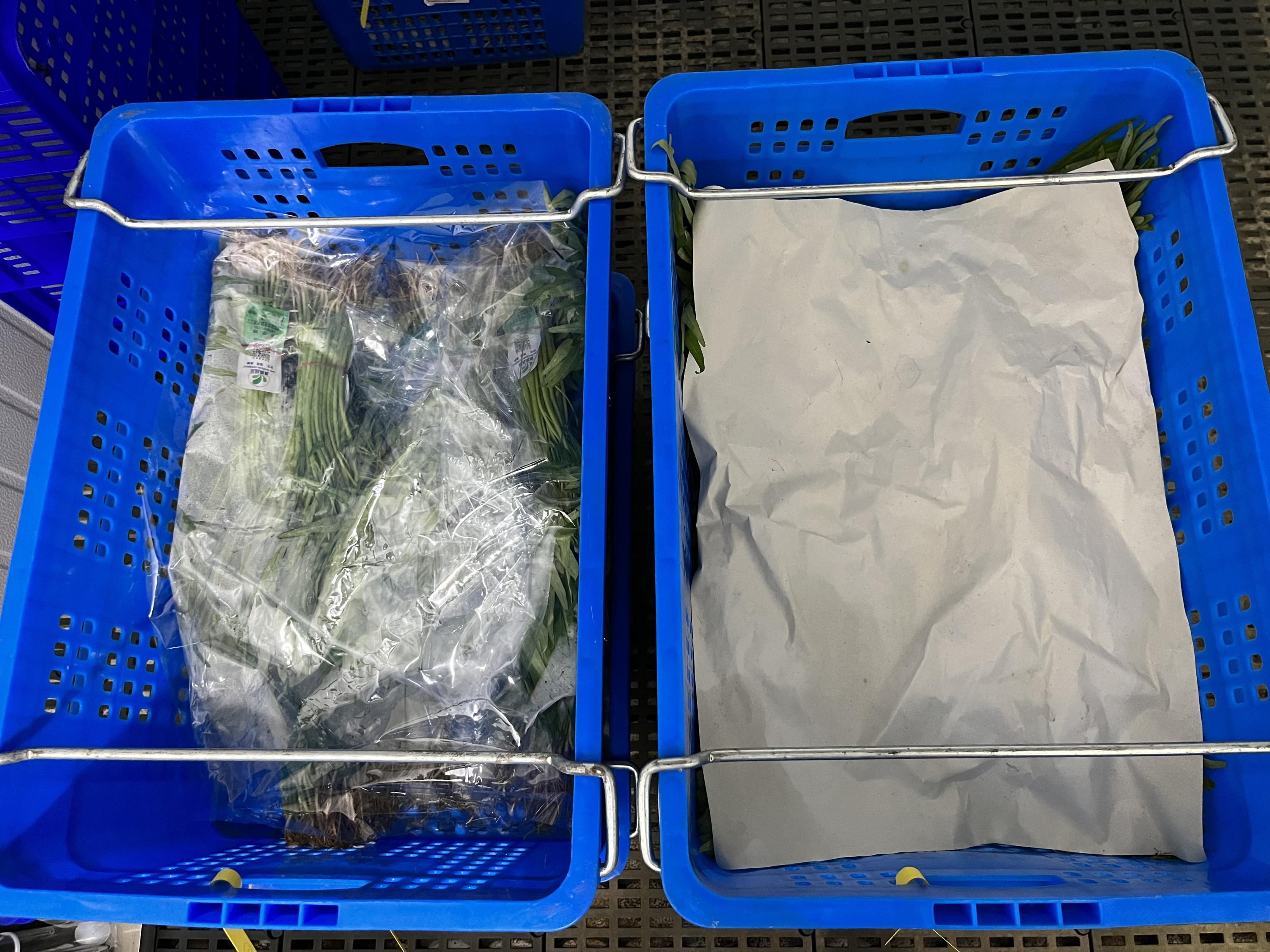 左側為原農場包裝方式，葉菜上方鋪牛皮紙防塵，右側為塑膠布包裹
