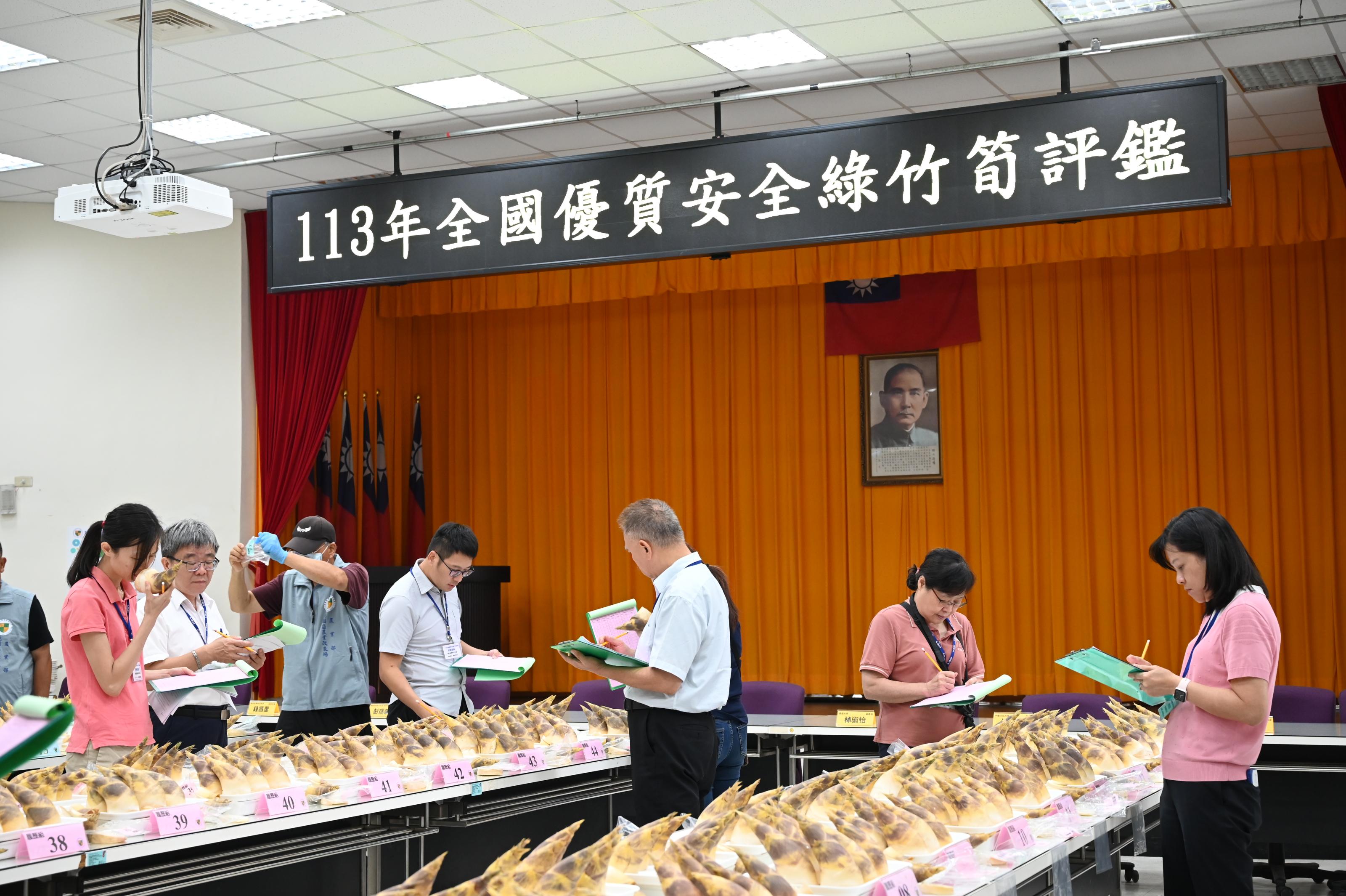 評審委員進行外觀色澤及肉色氣味兩分項評分