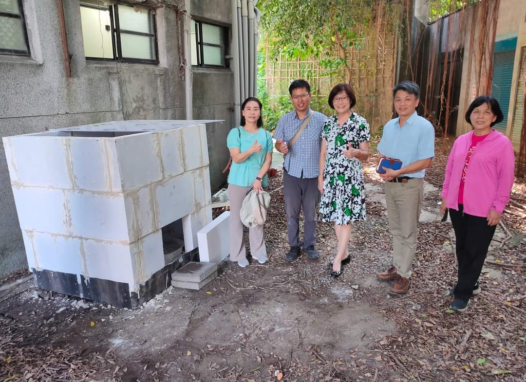 華江高中張鳴鳳校長(右3)、洪明賢主任(右2)及楊美娟組長(右1)與樹林分場同仁和建置完成堆肥箱合影