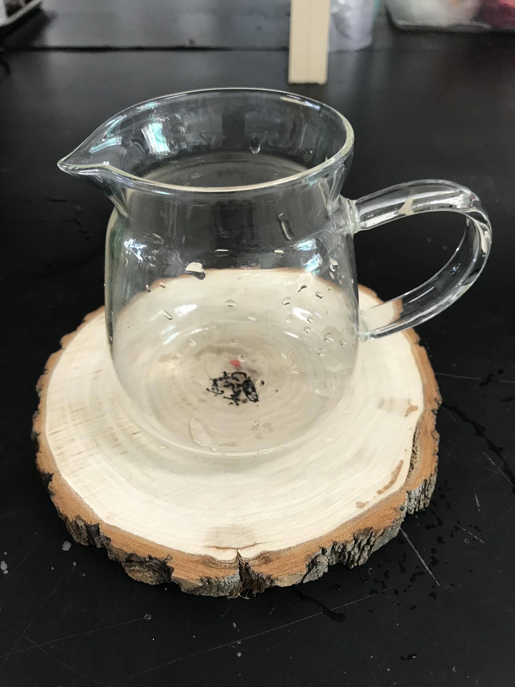 圖3.準備漂亮透明玻璃罐和裝飾品