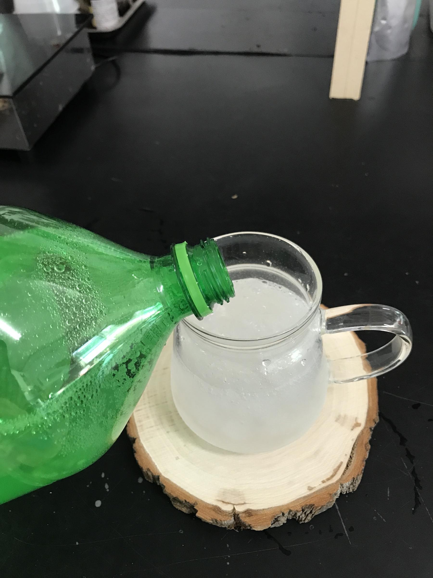 圖5.倒入檸檬蘇打水約8分滿