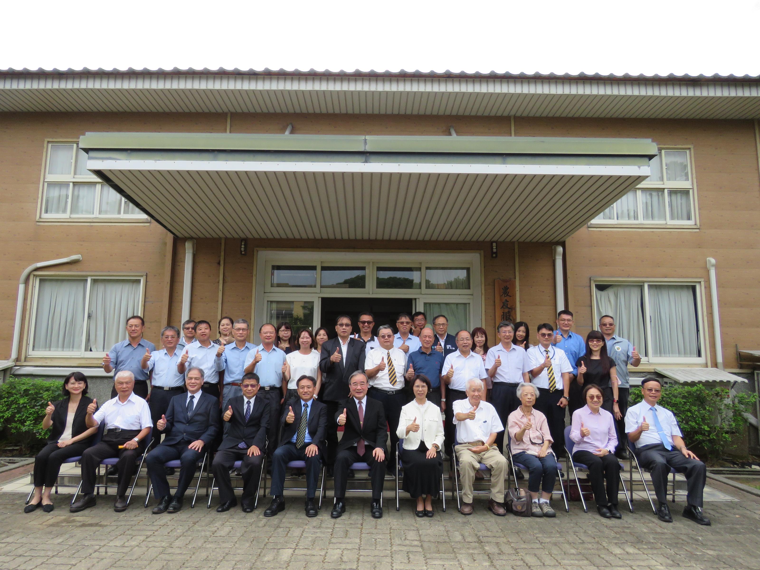 監交人、新、卸任場長與貴賓合影 