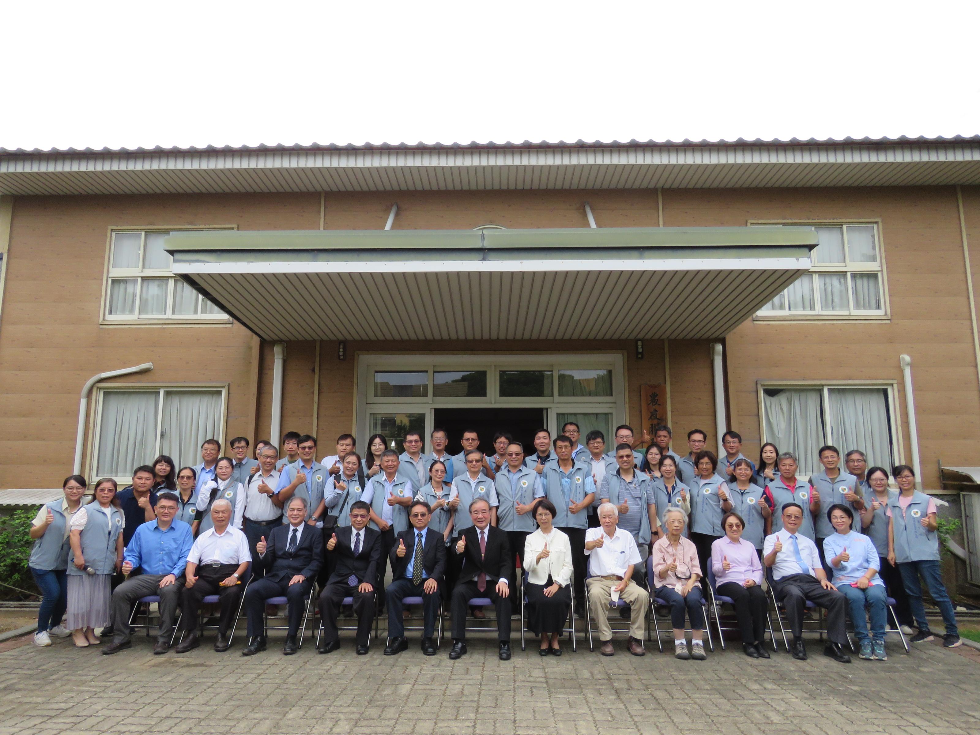 監交人、新、卸任場長與本場同仁合影