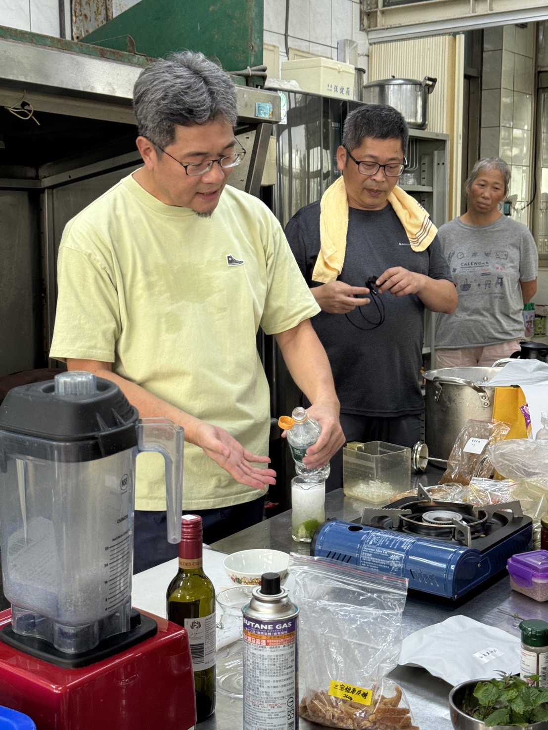 明新科技大學蔡柏旻助理教授(左1)利用蔬果素材製作花式調飲