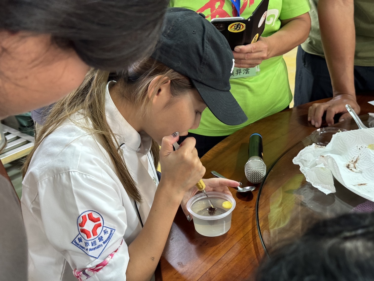 明新科技大學賴奕瑄助理教授(左2)講述蔬果粉製作果凍花之技巧