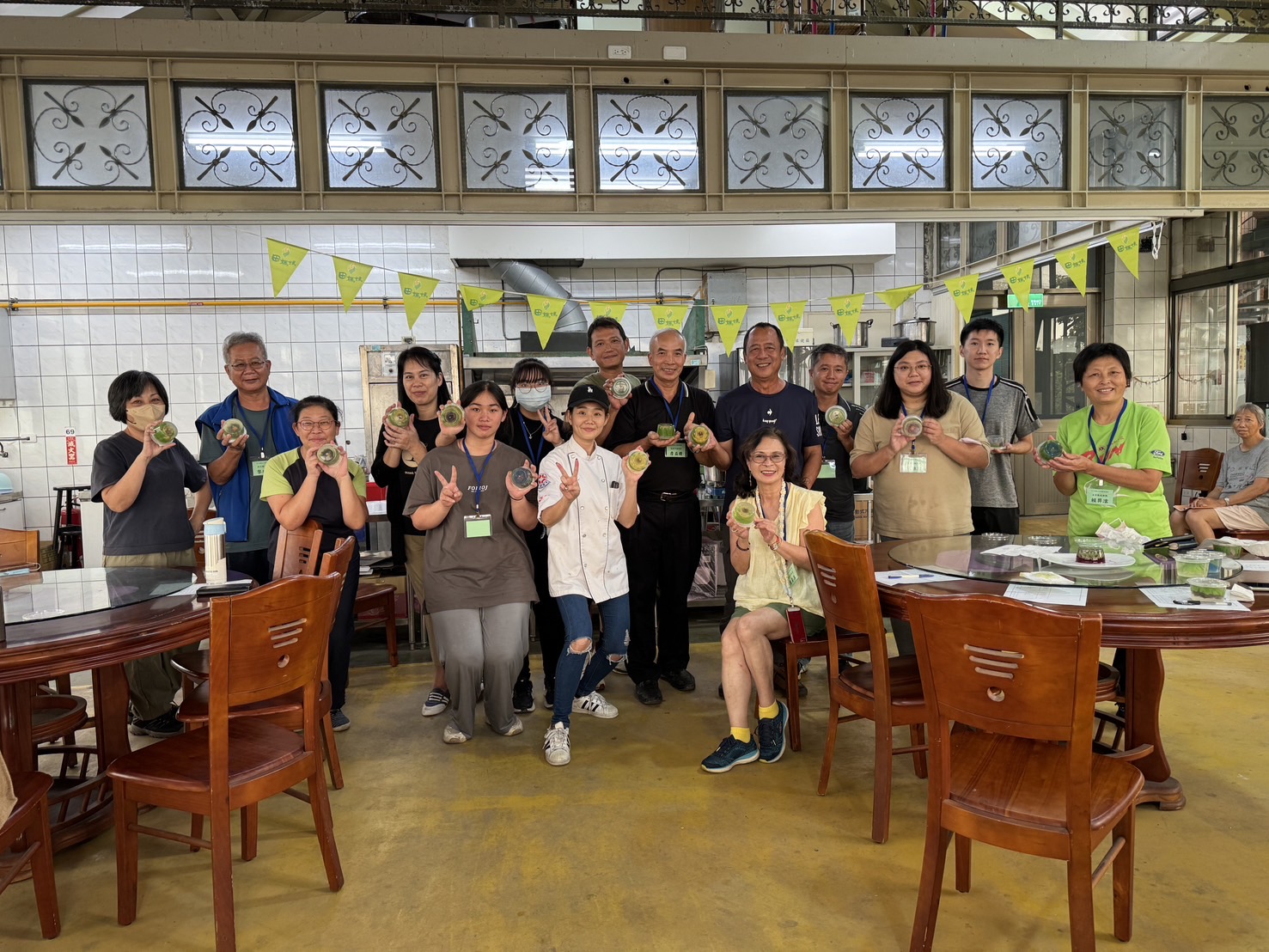 學員與明新科技大學賴奕瑄助理教授(第1排左4)合照