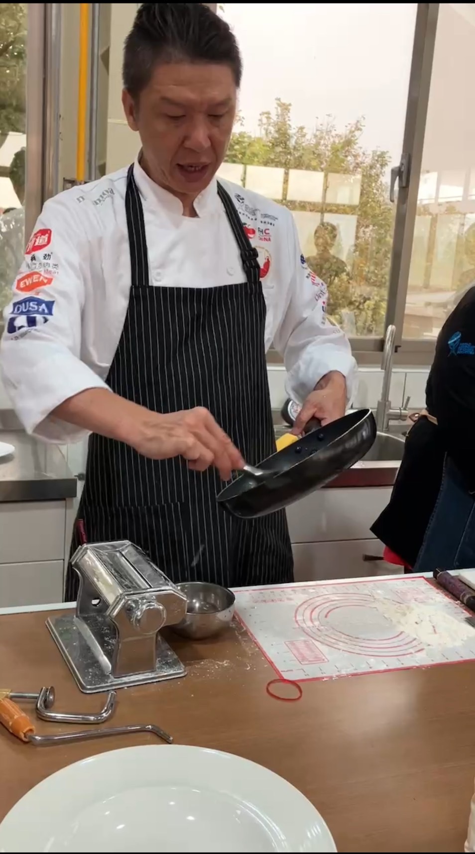 明新科技大學王申長助理教授說明蔬果素材於西餐製作之技巧