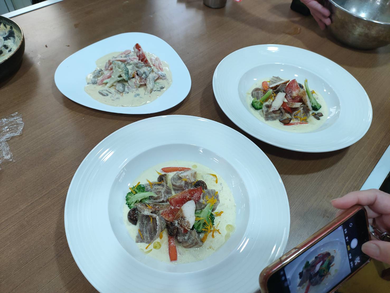 義大利麵餃色香味俱全,手機「視吃」完,下一秒就一掃而空