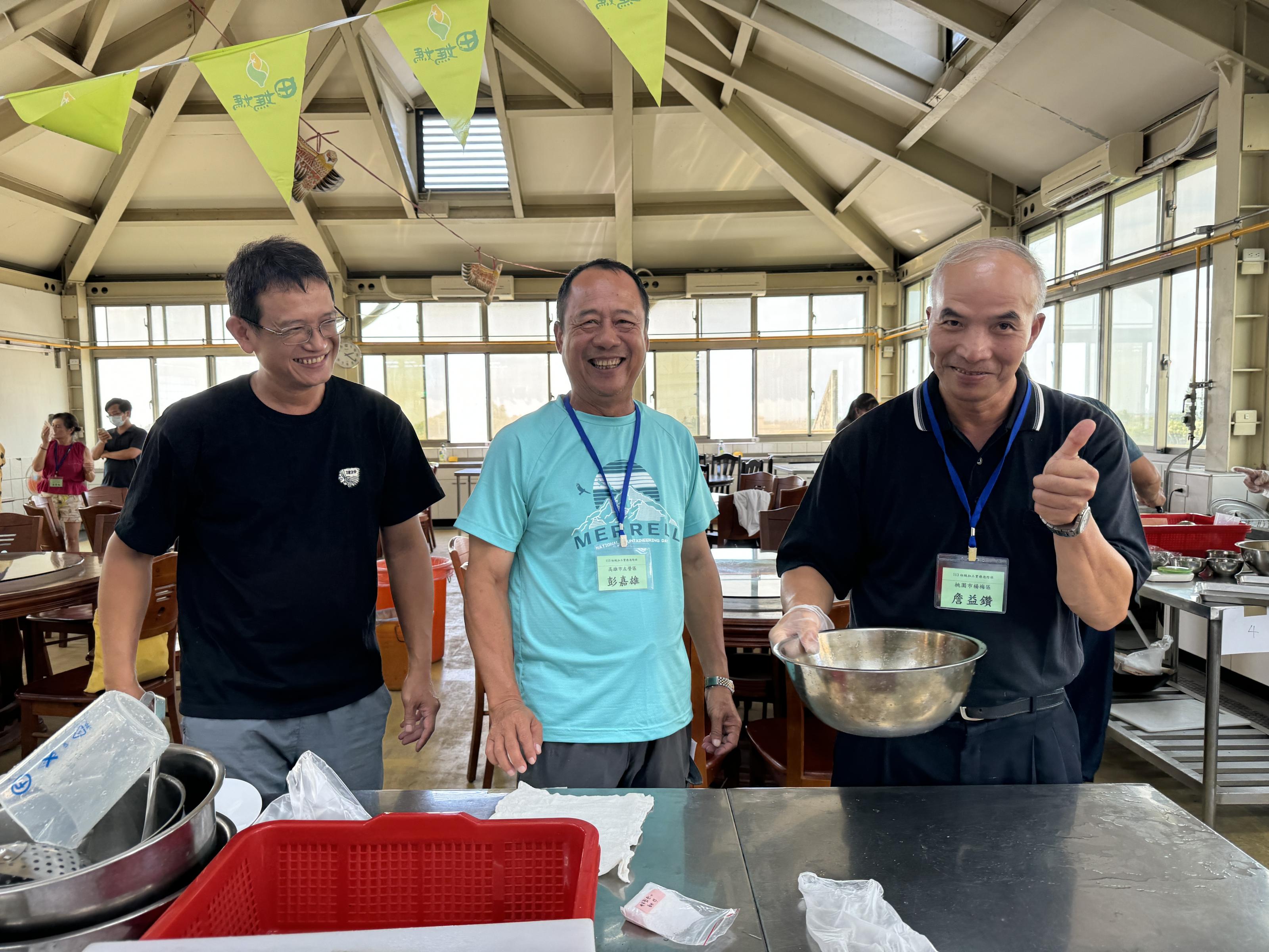 學員覺得課程很有趣,豎起大拇指比讚