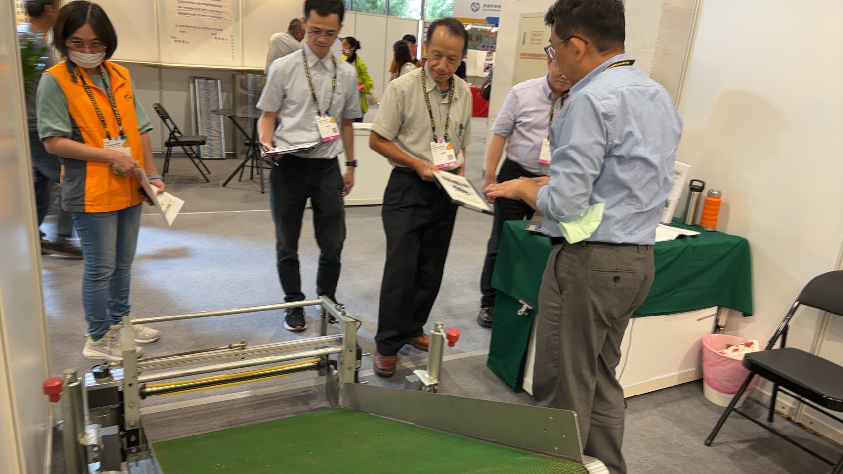 本場吳有恒副研究員向評審委員說明收穫機的運作原理