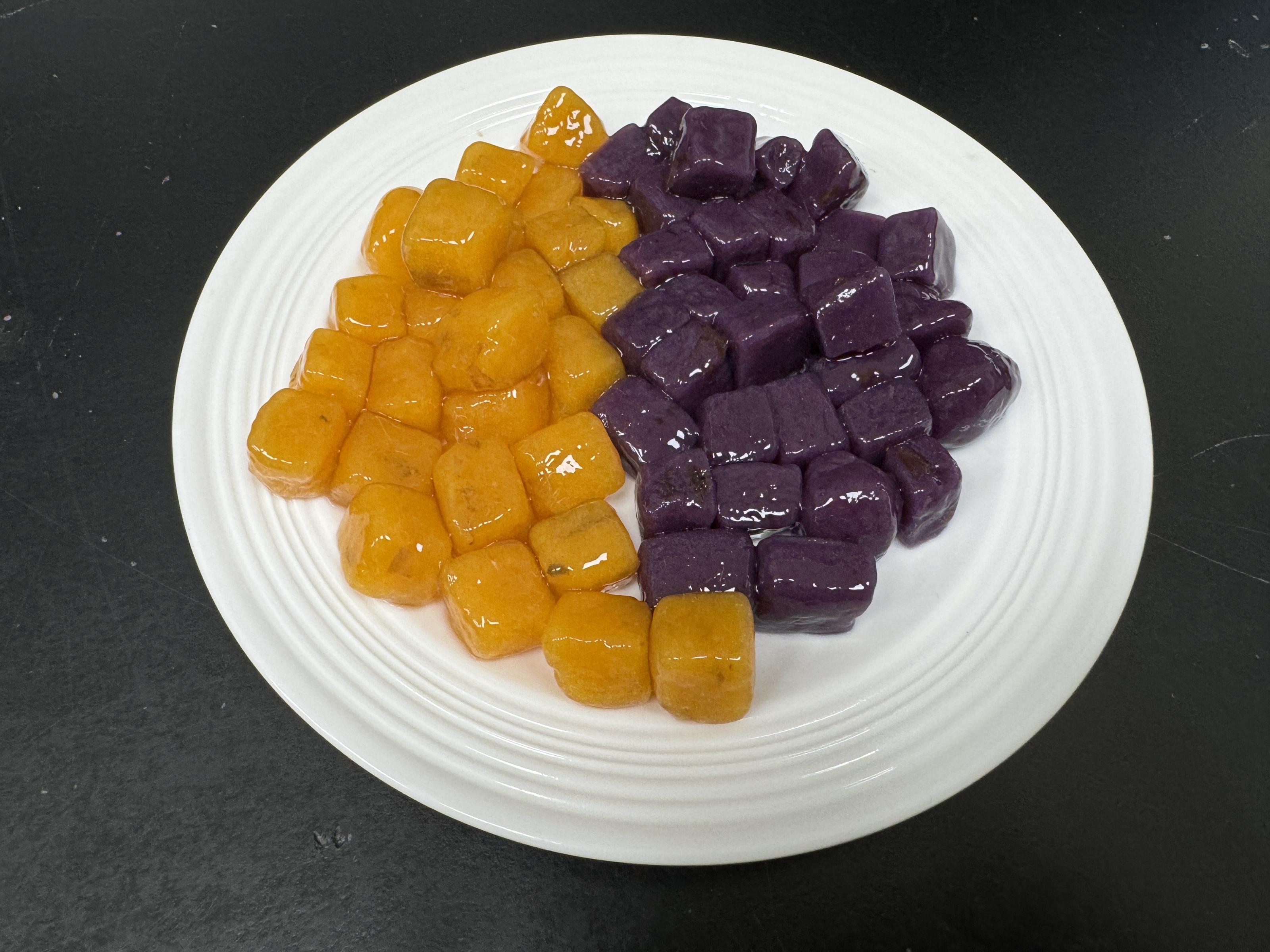 ‘桃園4號-紫晶’紫色甘藷圓與橘黃色甘藷圓配色鮮豔100分