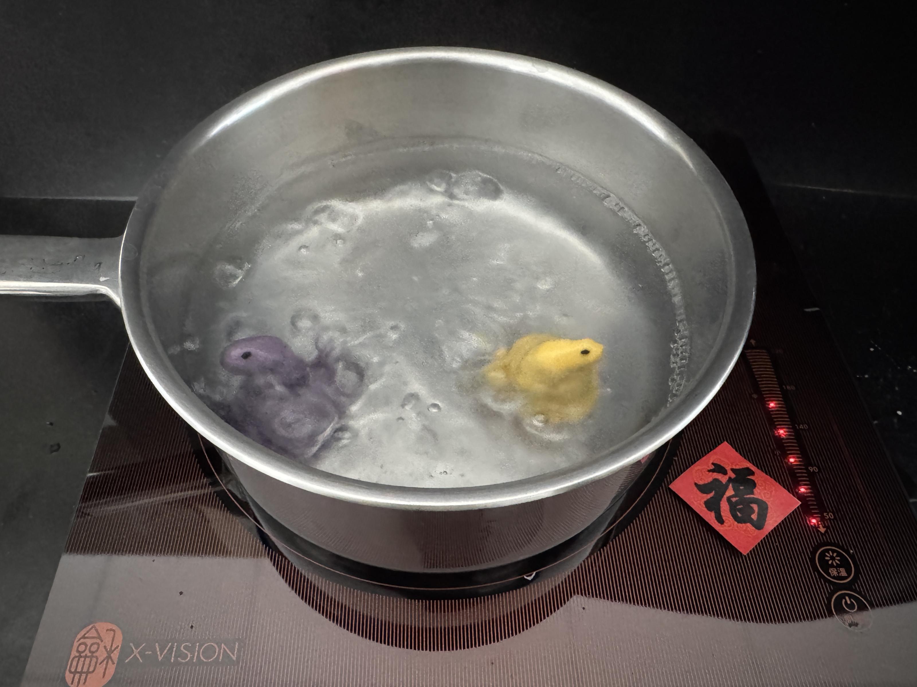 圖3.放到沸水中進行「伺候」。