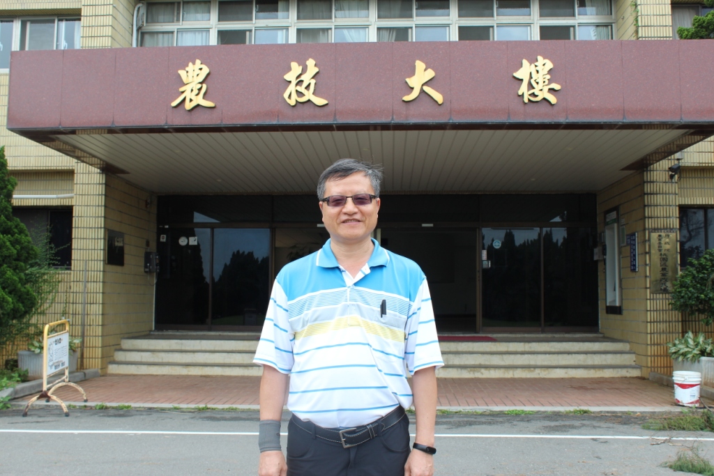 圖1.本場研究員兼副場長 施錫彬。