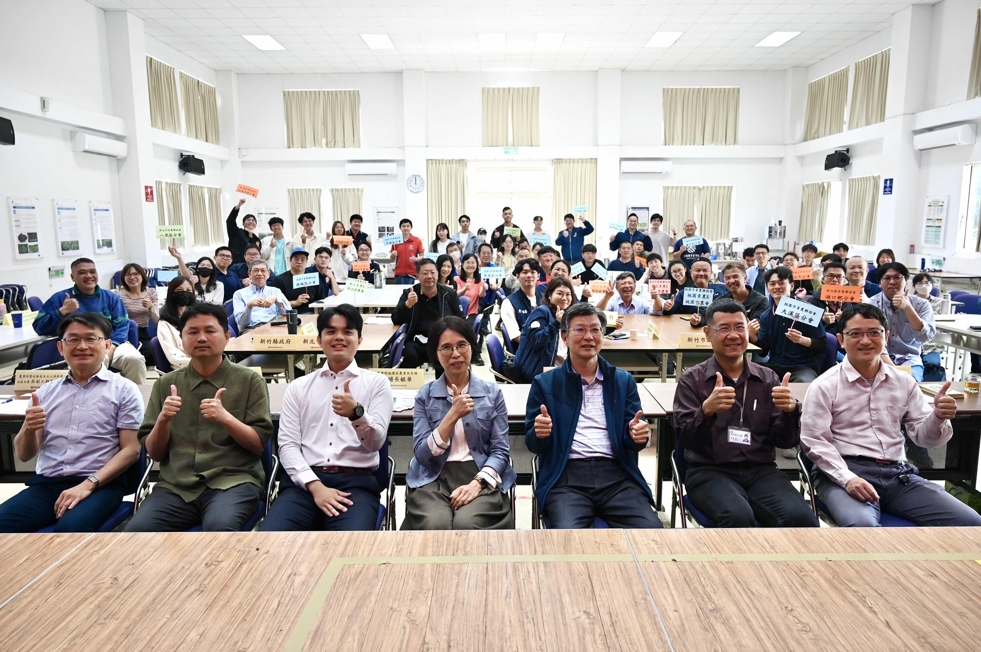 圖1.本場王毓華場長邀請與會貴賓(左3:農業部輔導司陳建穎技正、右3:農糧署北區分署林傳琦長分署長等)和青農們一同合影留念。