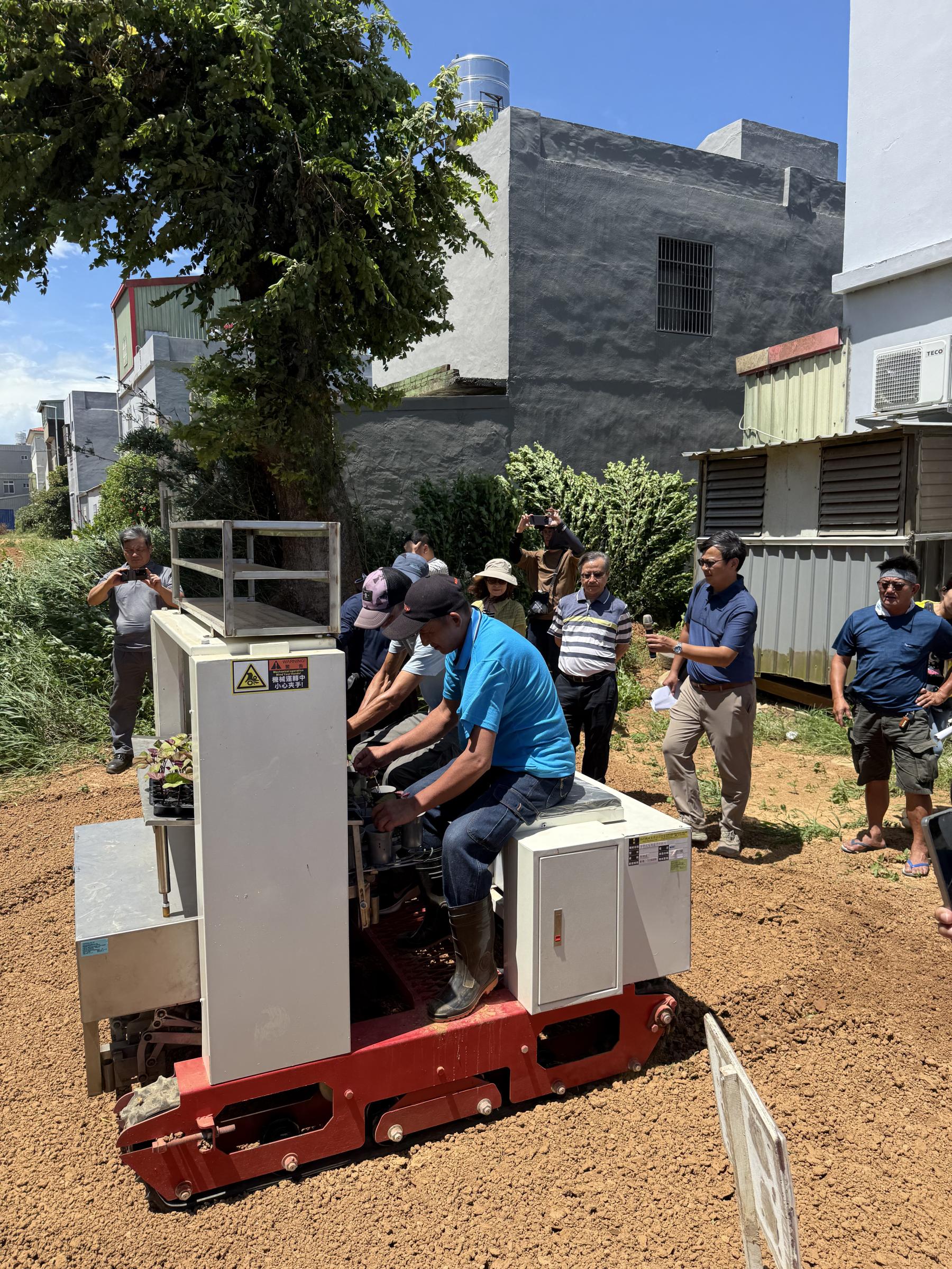 圖4.可變行株距移植機。