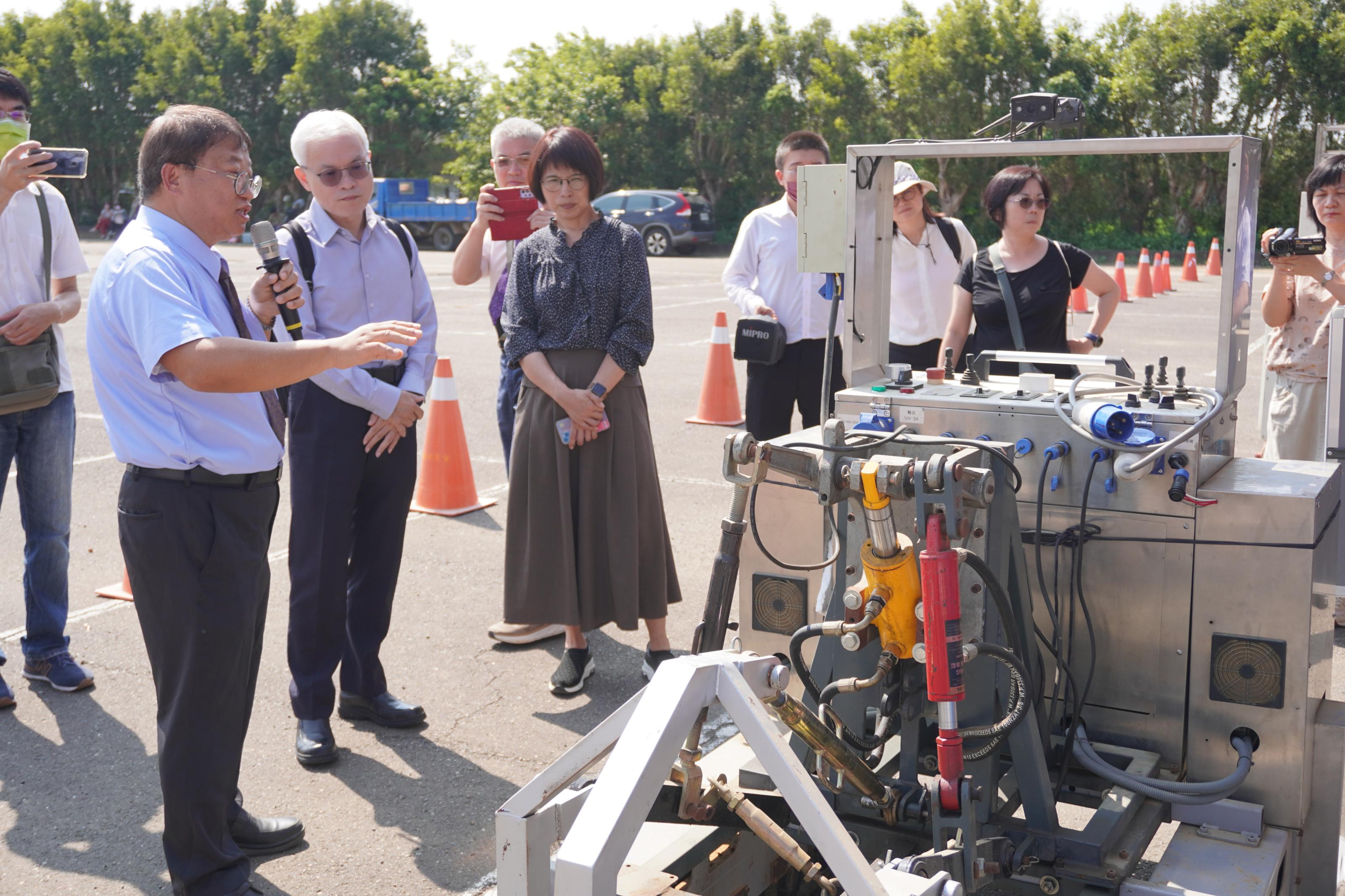 圖3.本場李汪盛科長向農業部永續司莊老達司長介紹各場所及各大學院校電動農機研發成果。