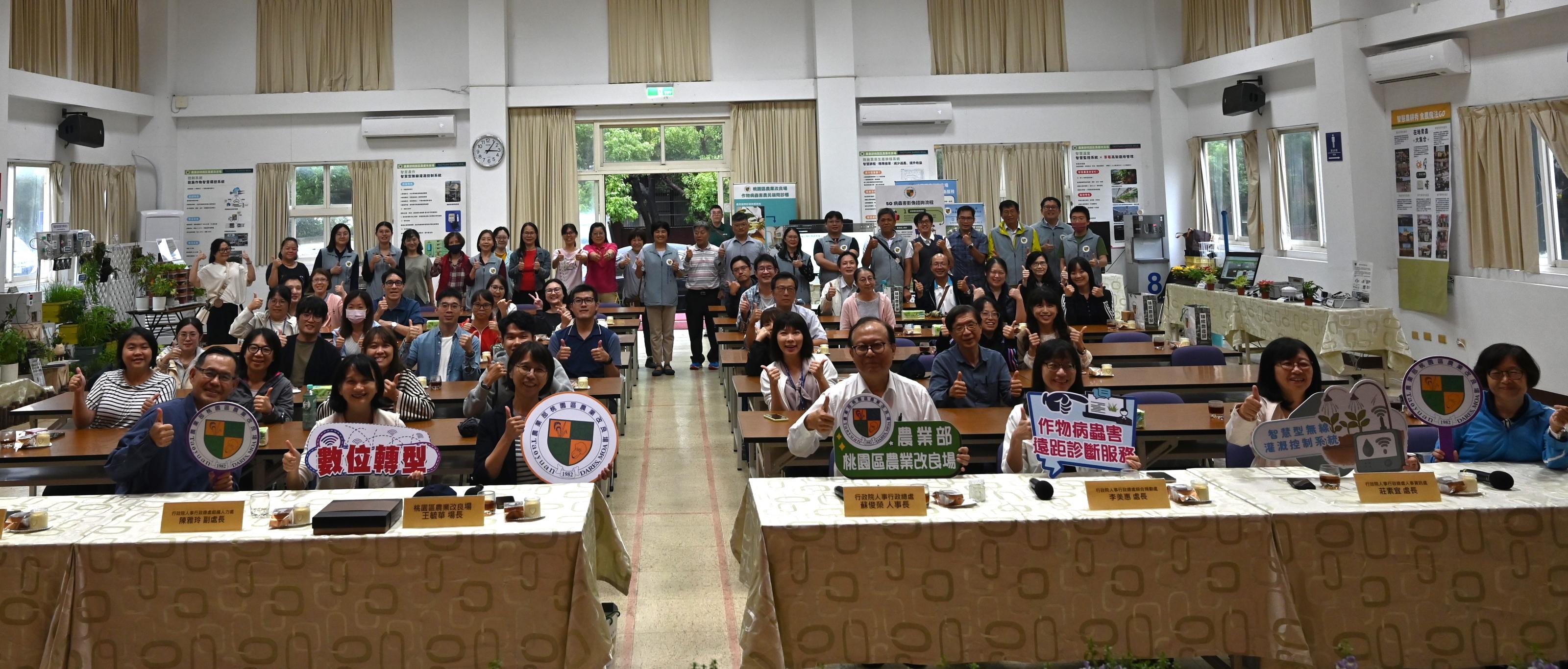 圖3.10月22日王毓華場長(左3)與人事行政總處蘇俊榮人事長(右4)暨參訪人員在本場農友中心與研究人員合照。