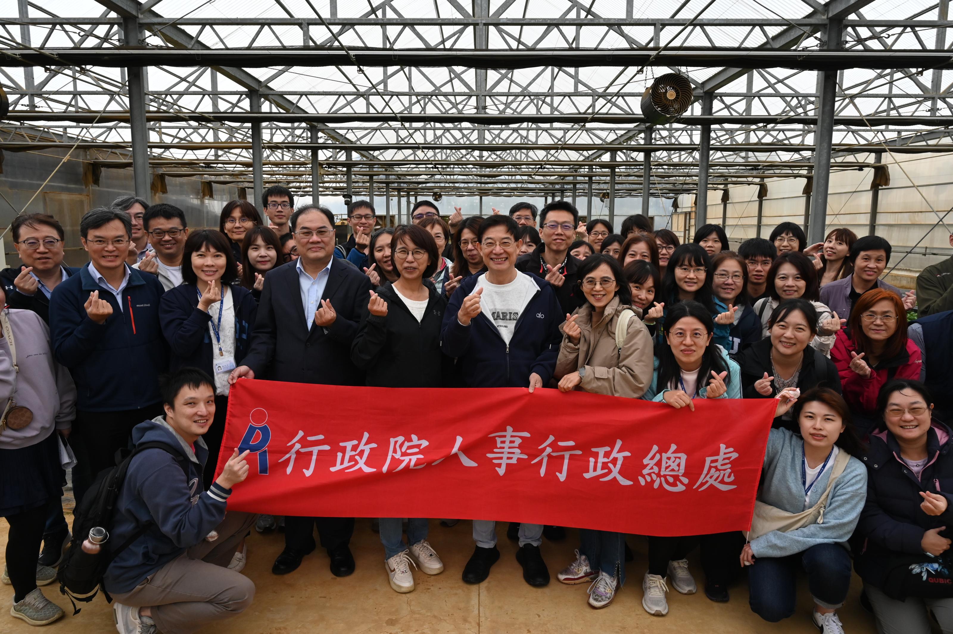 圖4.11月18日王毓華場長(左4)與人事行政總處張秋元副人事長(中)暨參訪人員在育成基地合照。