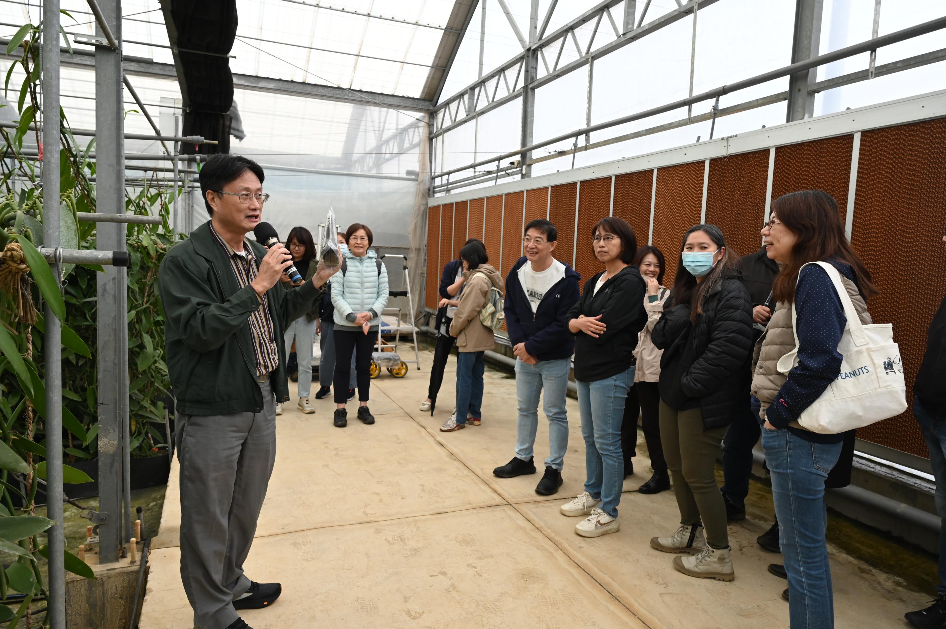 圖5.葉志新副研究員解說香莢蘭栽培技術。