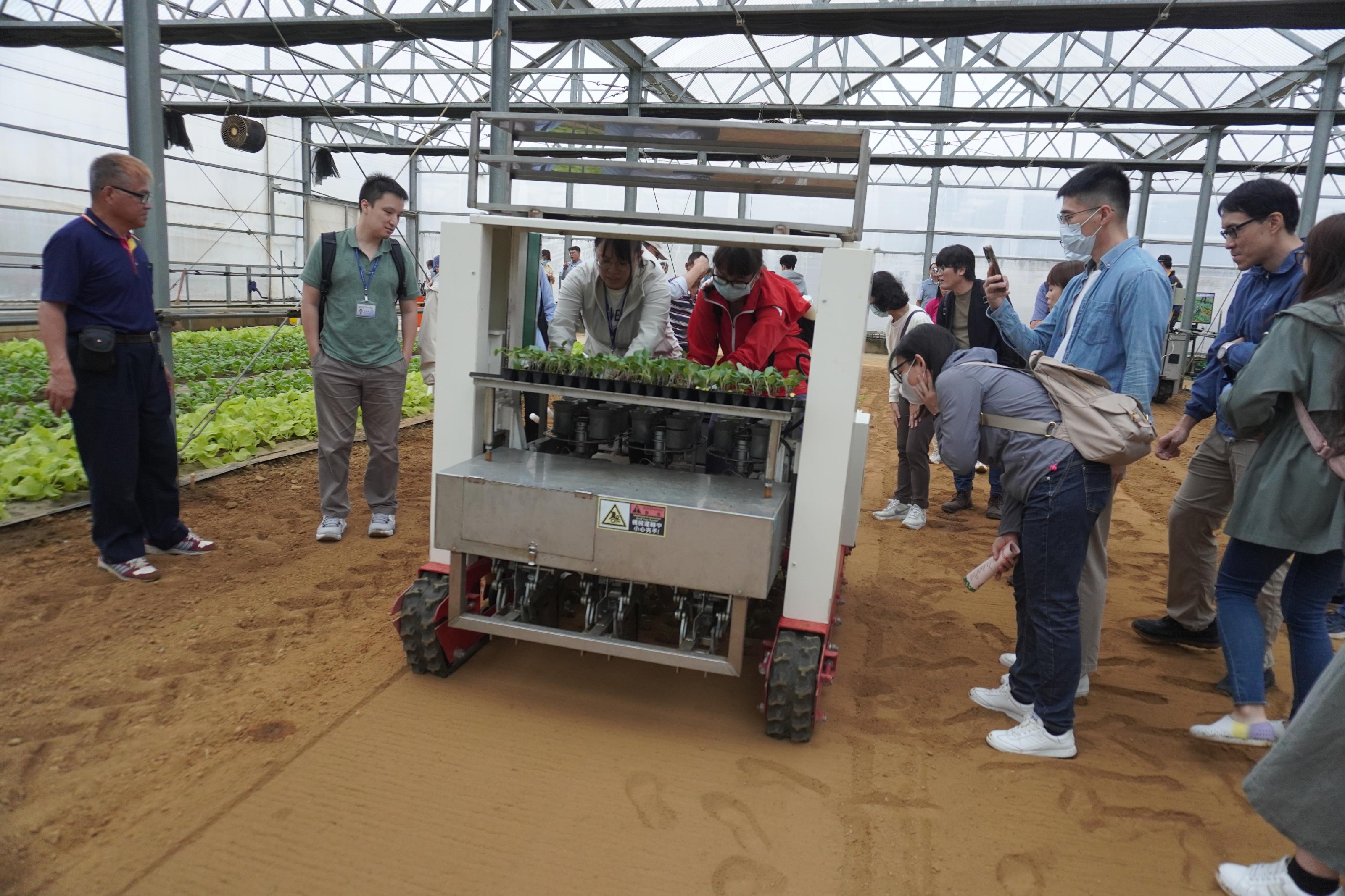 圖8.參訪人員體驗電動設施蔬菜移植機之操作。