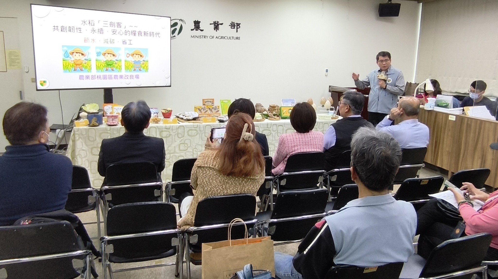 圖2.本場簡禎佑副研究員說明水稻桃園5號、桃園6號及桃園7號的特性。