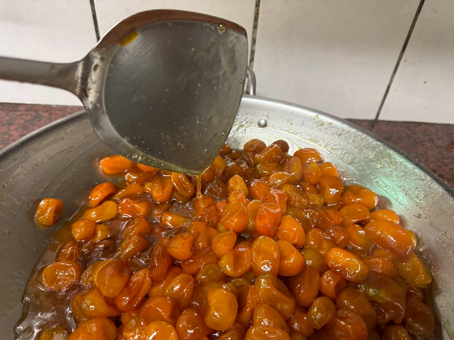 圖18.烹煮至糖液黏度類似麥芽糖黏稠狀,或者是糖液於鍋鏟滴落鍋中速度緩慢,即可起鍋。