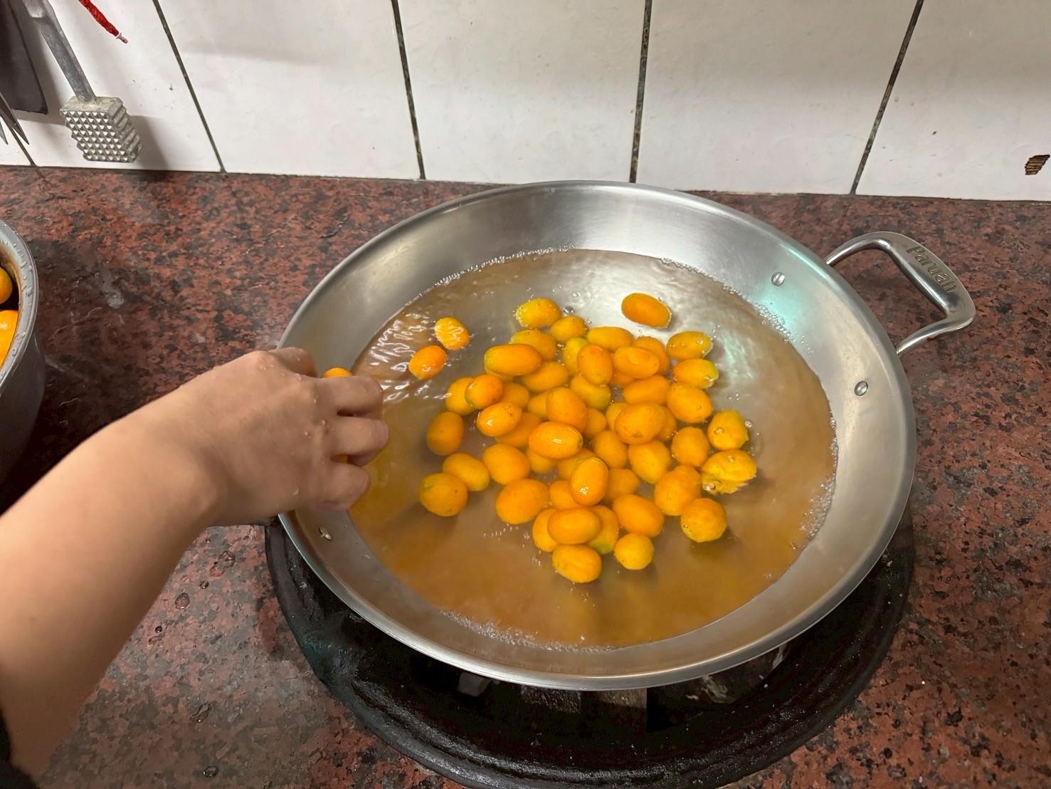 圖6.將「金柑」置入沸水當中,以小火烹煮進行殺菁。