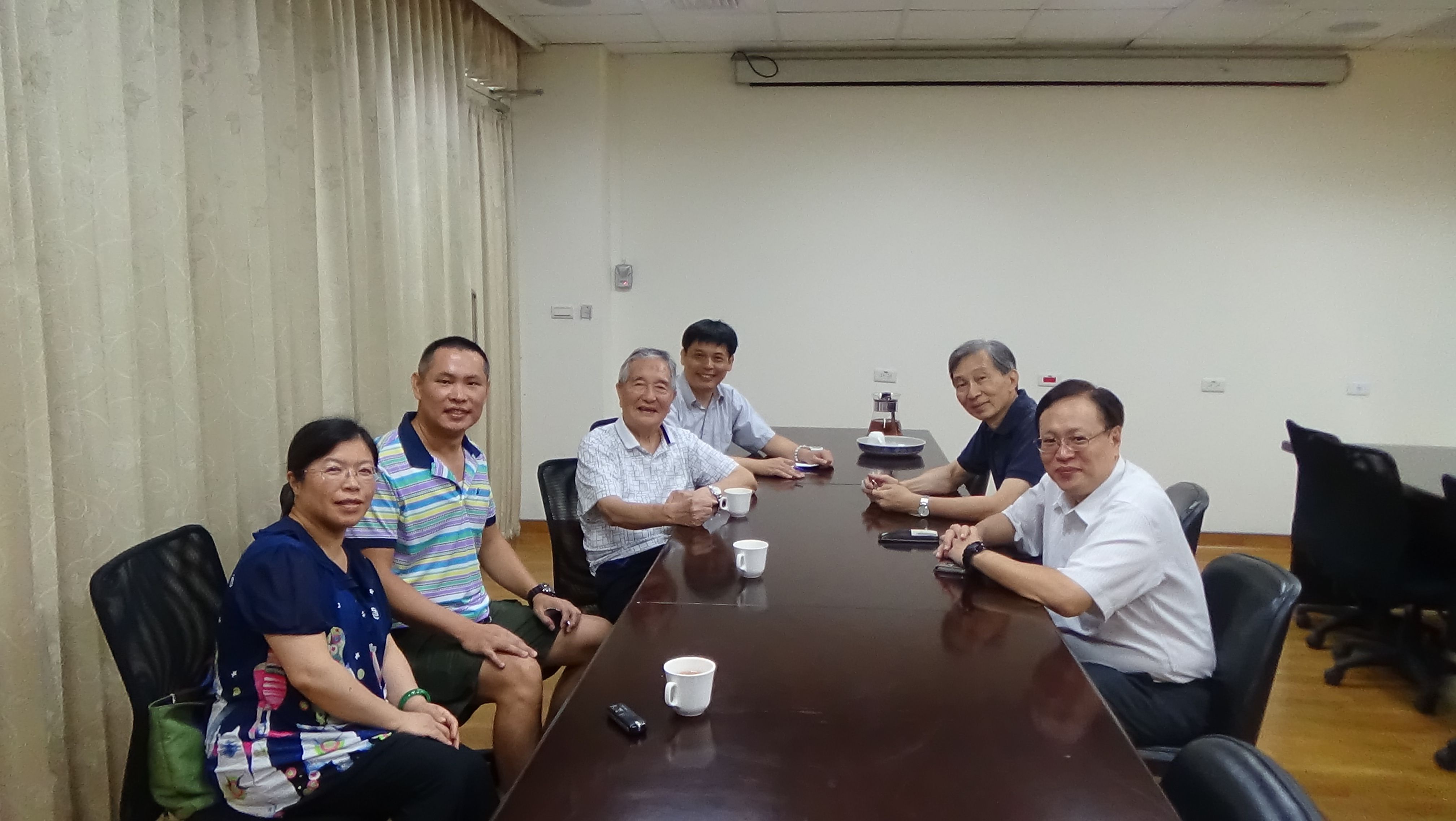 由陪伴師宋細福老師(左3)率隊參訪農業試驗所石信德研究員(右1)、呂盷陞助理研究員(右2)請益菇類栽培及未來發展