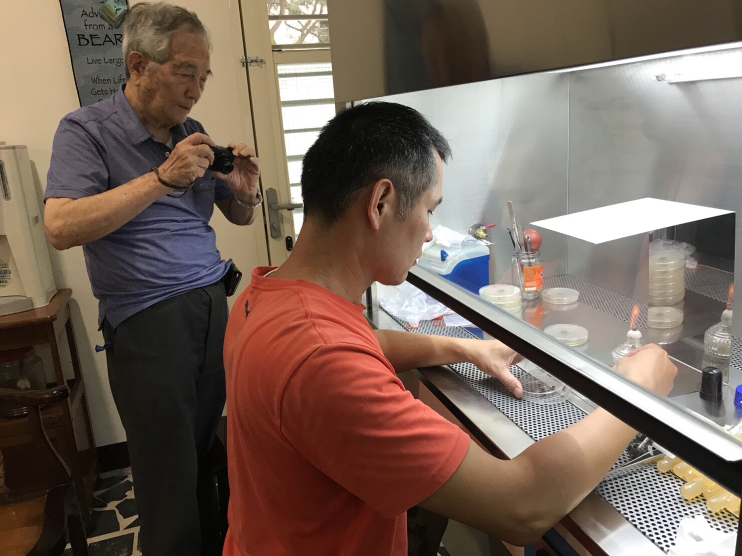 陪伴師宋細福老師(左1)記錄玉豐練習菌種培養及無菌操作情形